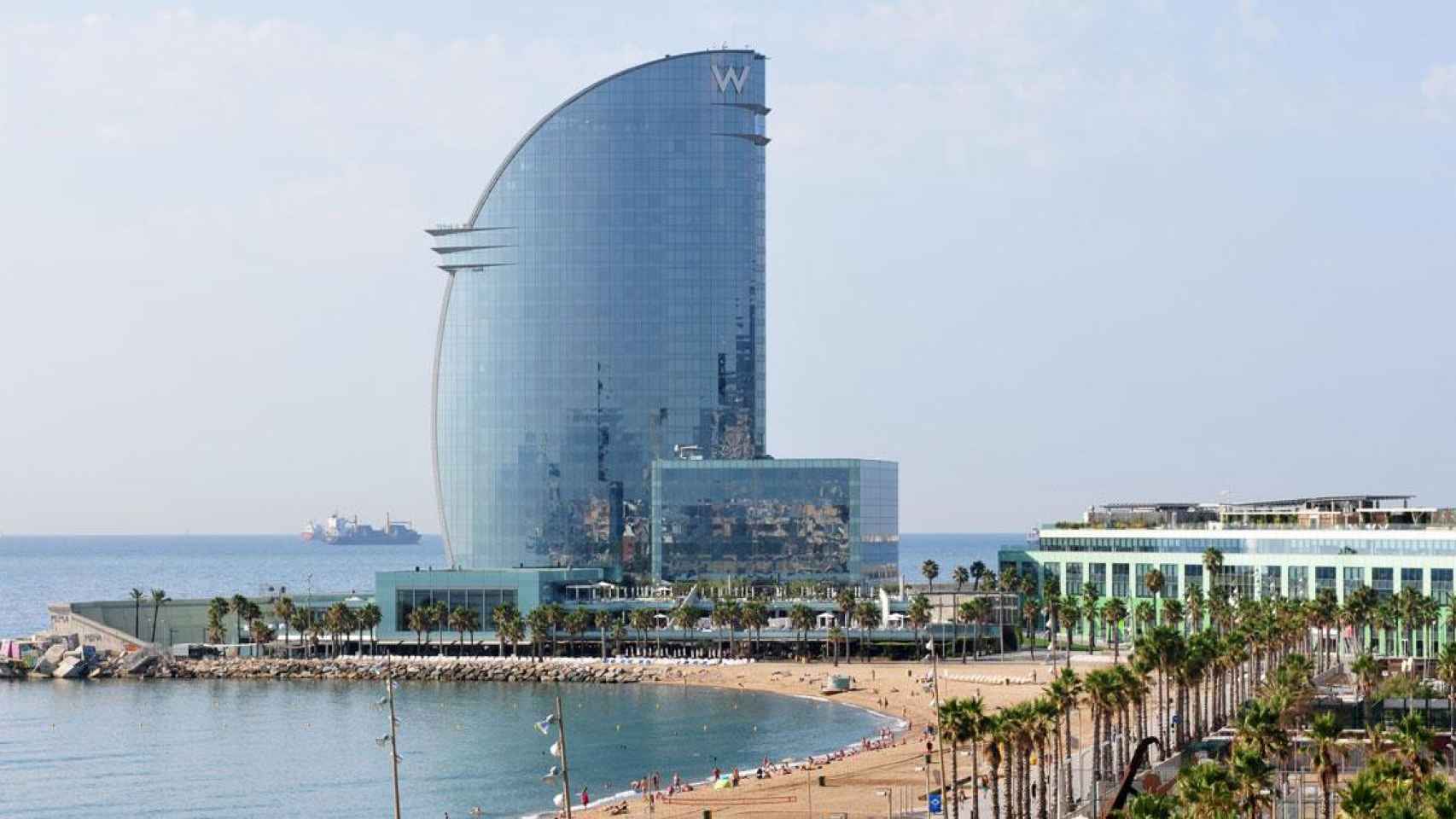 Imagen del hotel W Barcelona, situado junto a la playa de Barceloneta / Wikipedia