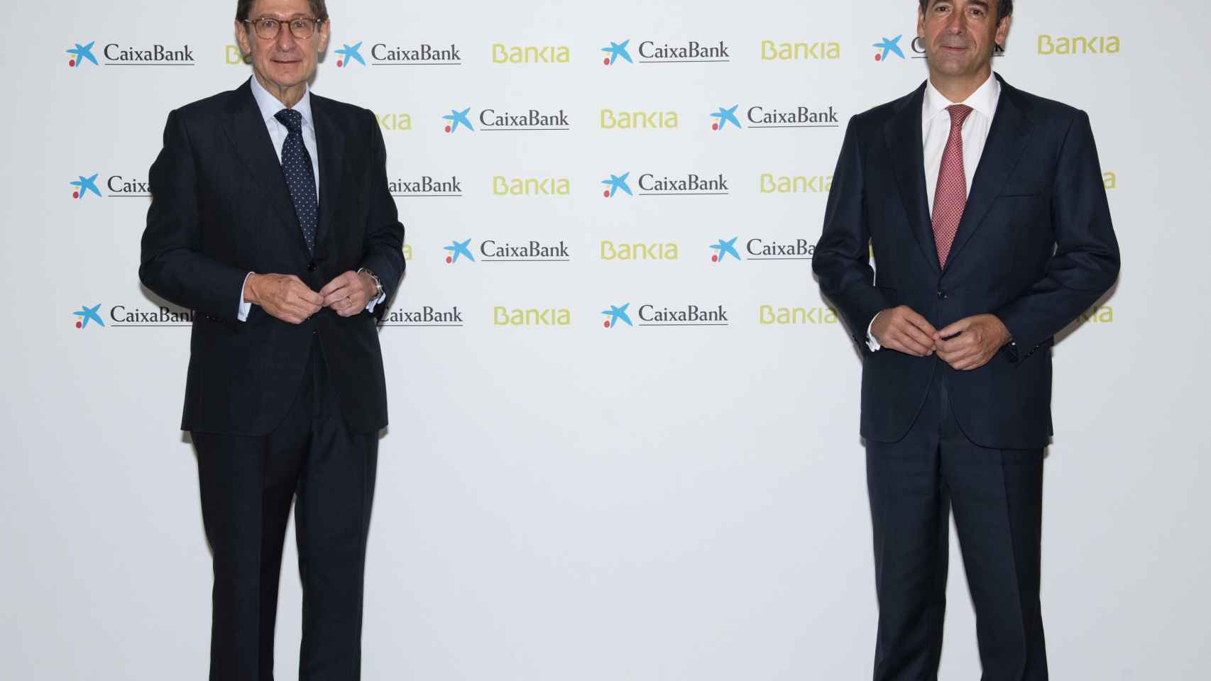 (I-D) El presidente de Bankia, que será presidente ejecutivo de la nueva entidad tras la fusión con Caixabank, José Ignacio Goirigolzarri, y del consejero delegado de CaixaBank y que será consejero delegado del nuevo banco, Gonzalo Gortázar