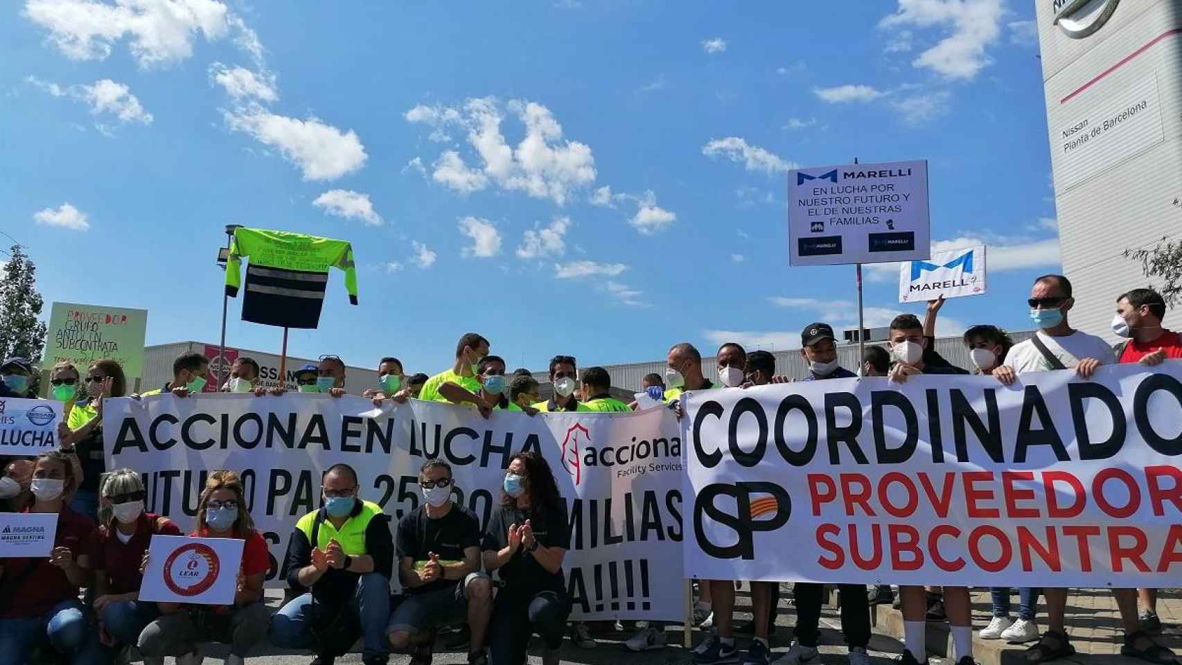 Los trabajadores de las empresas auxiliares de Nissan rodean la planta de la Zona Franca de Barcelona / EP