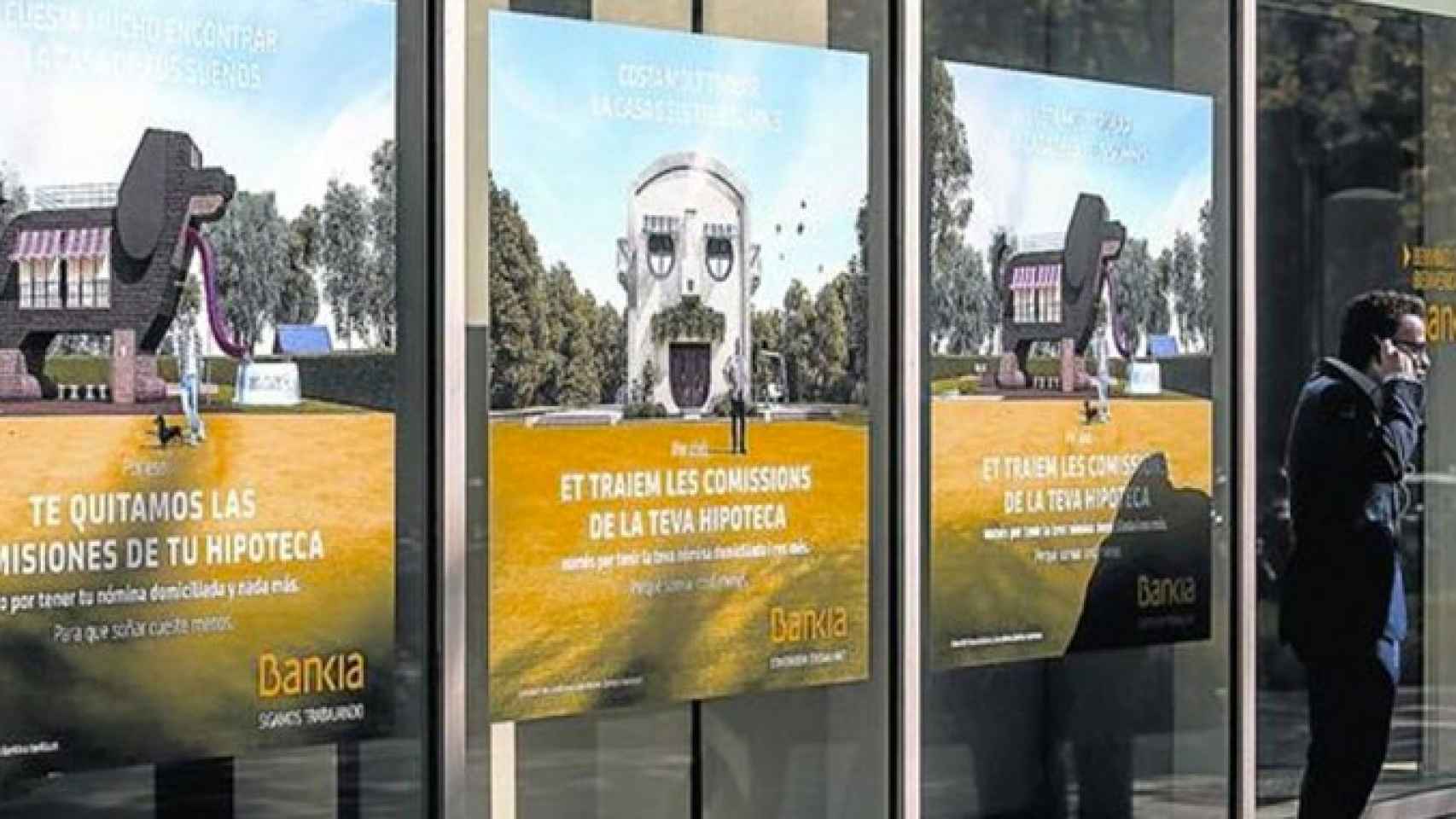 Una publicidad sobre hipotecas inmobiliarias en la cristalera de un banco / EE