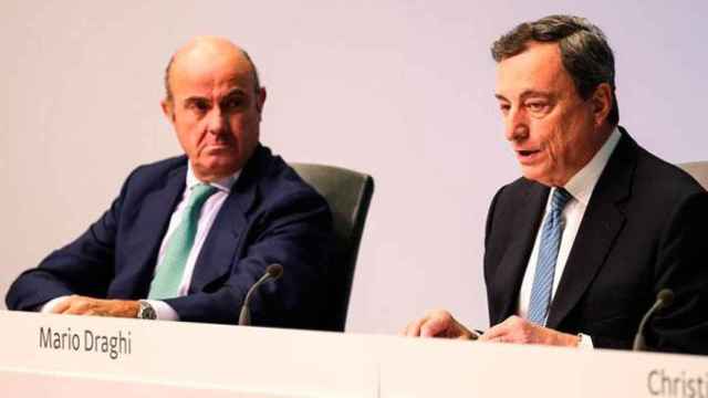 El presidente del BCE, Mario Draghi (i), junto al vicepresidente de la institución, el exministro de Economía español Luis De Guindos (i) / EFE