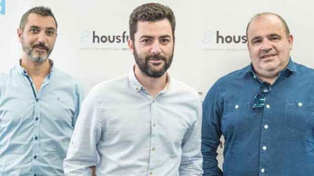Los fundadores de Housfy, Miguel A. Mora (i), Albert Bosch (CEO) y Carlos Blanco (d), que ahora lanzan una vertical de reformas / HOUSFY