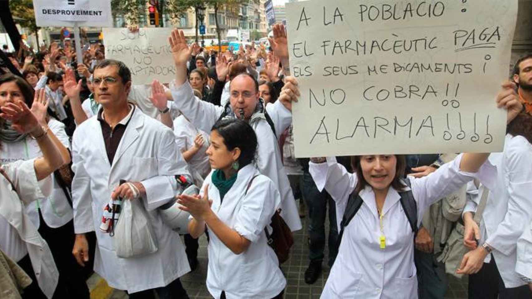 Empleados catalanes de farmacias durante una protesta contra los atrasos de la Generalitat / EFE