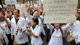Empleados catalanes de farmacias durante una protesta contra los atrasos de la Generalitat / EFE