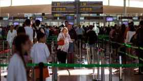 Una pasajera ante el control de seguridad del aeropuerto de Barcelona-El Prat / CG