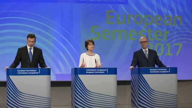 El vicepresidente de la Comisión Europea para el Euro, Valdis Dombrovskis (i), la comisaria de Empleo, Marianne Thyssen (c), y el comisario de Asuntos Económicos, Pierre Moscovici (d), en una imagen de archivo / EFE