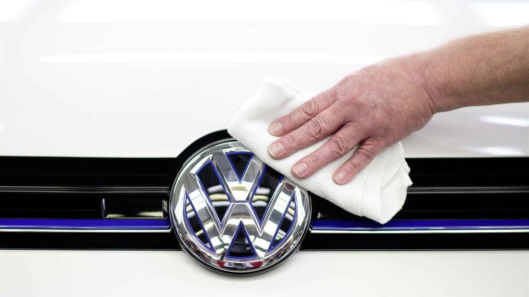 Una limpiadora sacando brillo a un modelo de VW / EUROPA PRESS