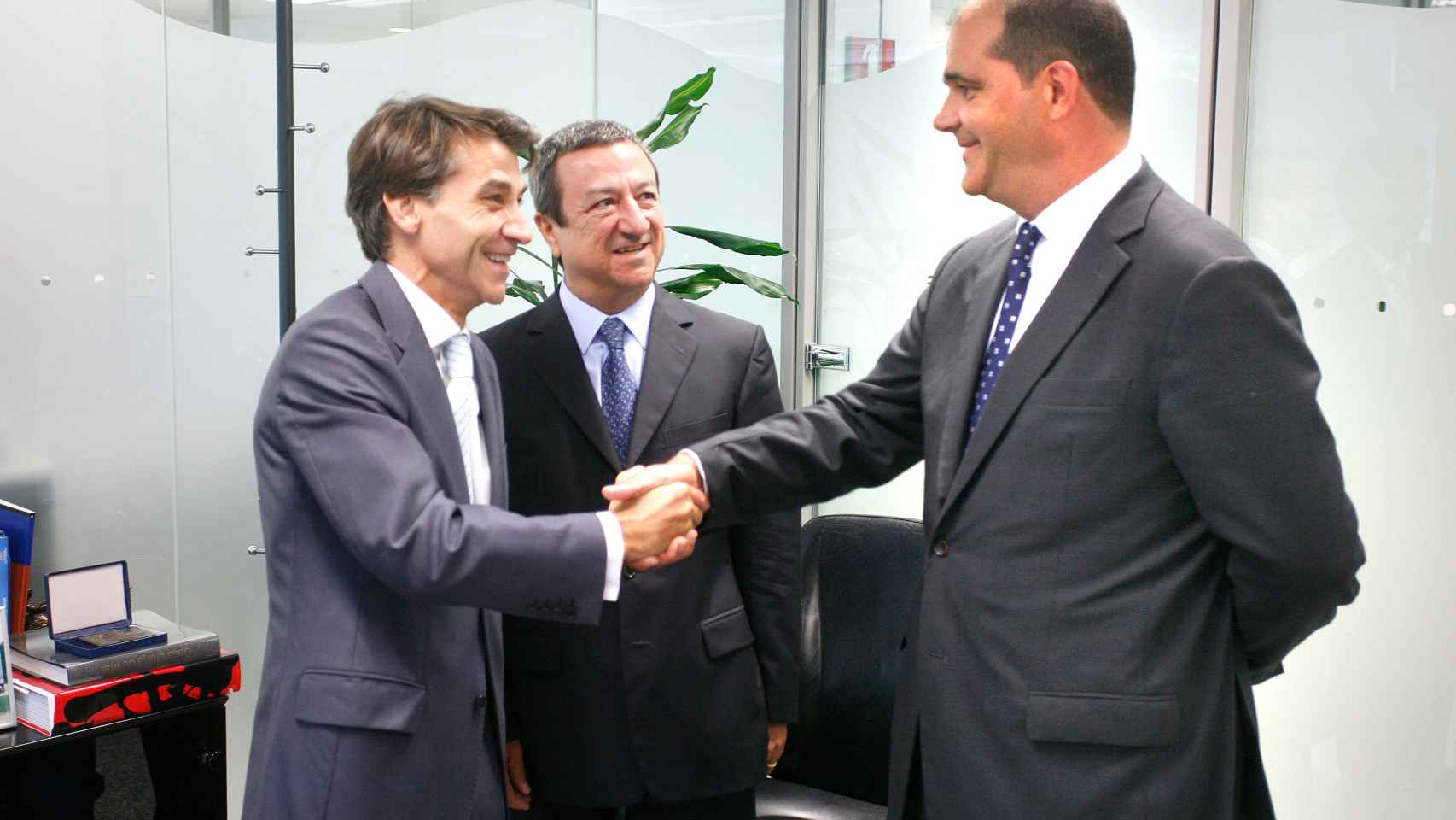 Xavier Pujol (Ficosa) y Carles Sumarroca (Comsa-Emte) sellan la compra de la planta de Sony ante la mirada de Pedro Navarrete (Sony) / FICOSA