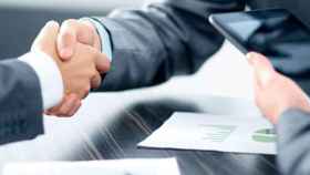 Dos hombres se dan la mano tras llegar a un acuerdo. / CG