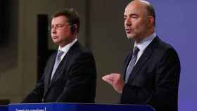 El comisario de Asuntos Económicos Pierre Moscovici (d), y el vicepresidente para el Euro, Valdis Dombrovskis, en la presentación del dictamen sobre España y Portugal.