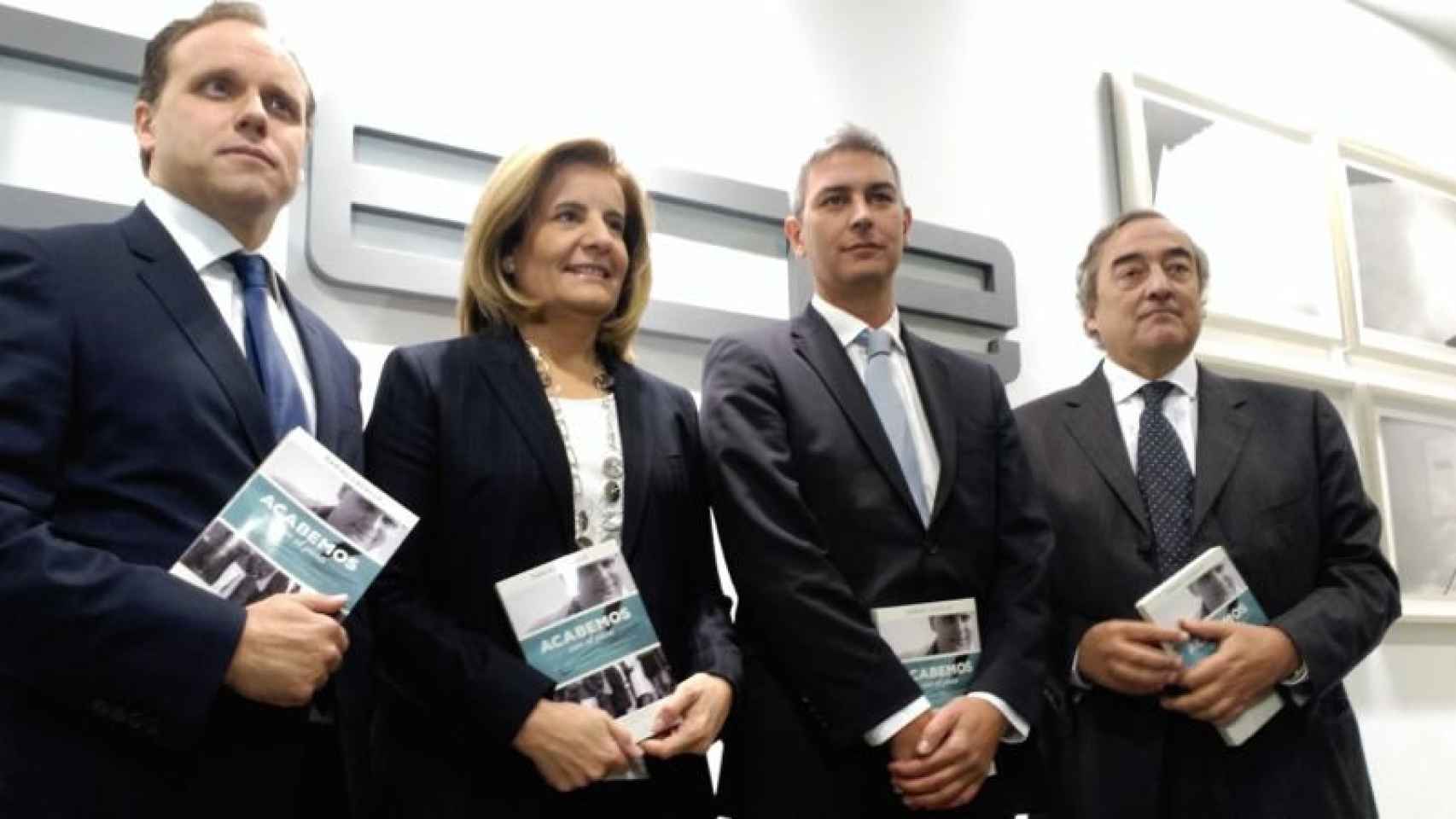 El economista Daniel Lacalle, junto a la ministra de Empleo y Seguridad Social, Fátima Báñez, y el presidente de la CEOE, Juan Rosell, en la presentación del libro del economista.