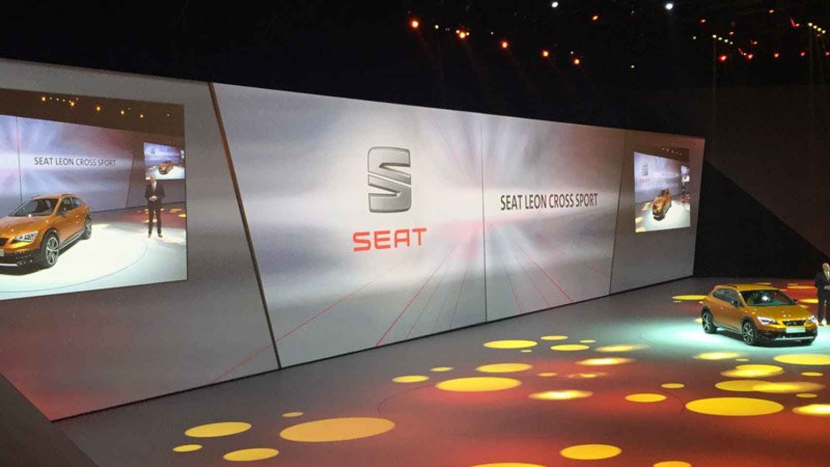 El presidente de Seat, Jürgen Stackmann, presenta un 'concept car' de la marca ante el resto de directivos de Volkswagen en el salón del automóvil de Frankfurt