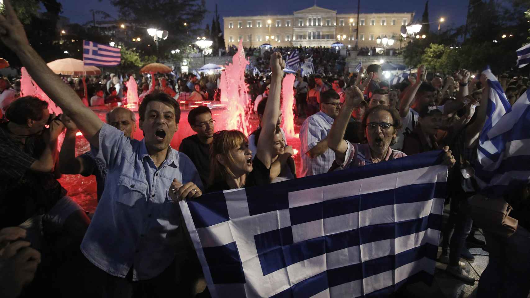 Partidarios del 'no' celebran los primeros resultados del referéndum en Atenas
