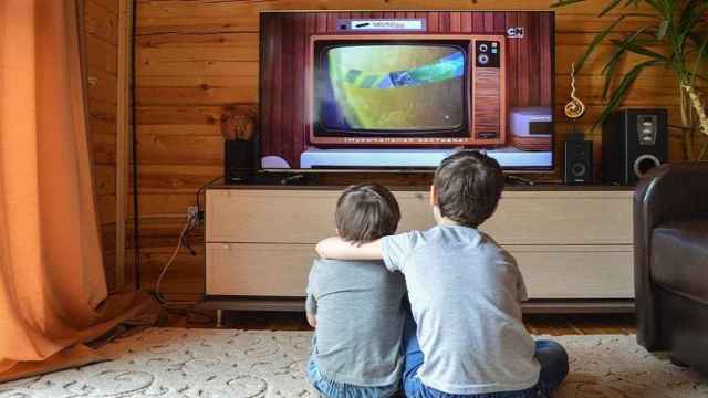 Niños viendo una animación como las de Pixar/ Виктория Бородинова EN PIXABAY