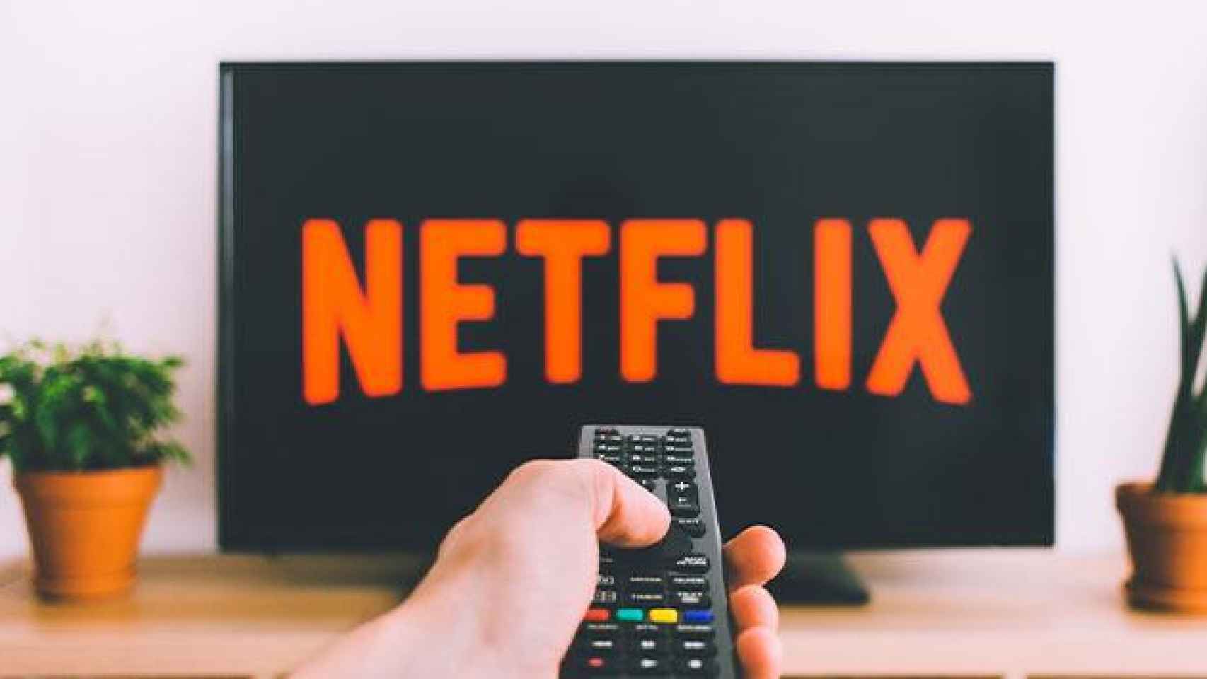 Mando a distancia y Netflix / UNSPLASH