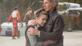 La Princesa Leia (Carrie Fisher) y Han Solo (Harrison Ford) se abrazan en un fotograma de la última entrega de Star Wars