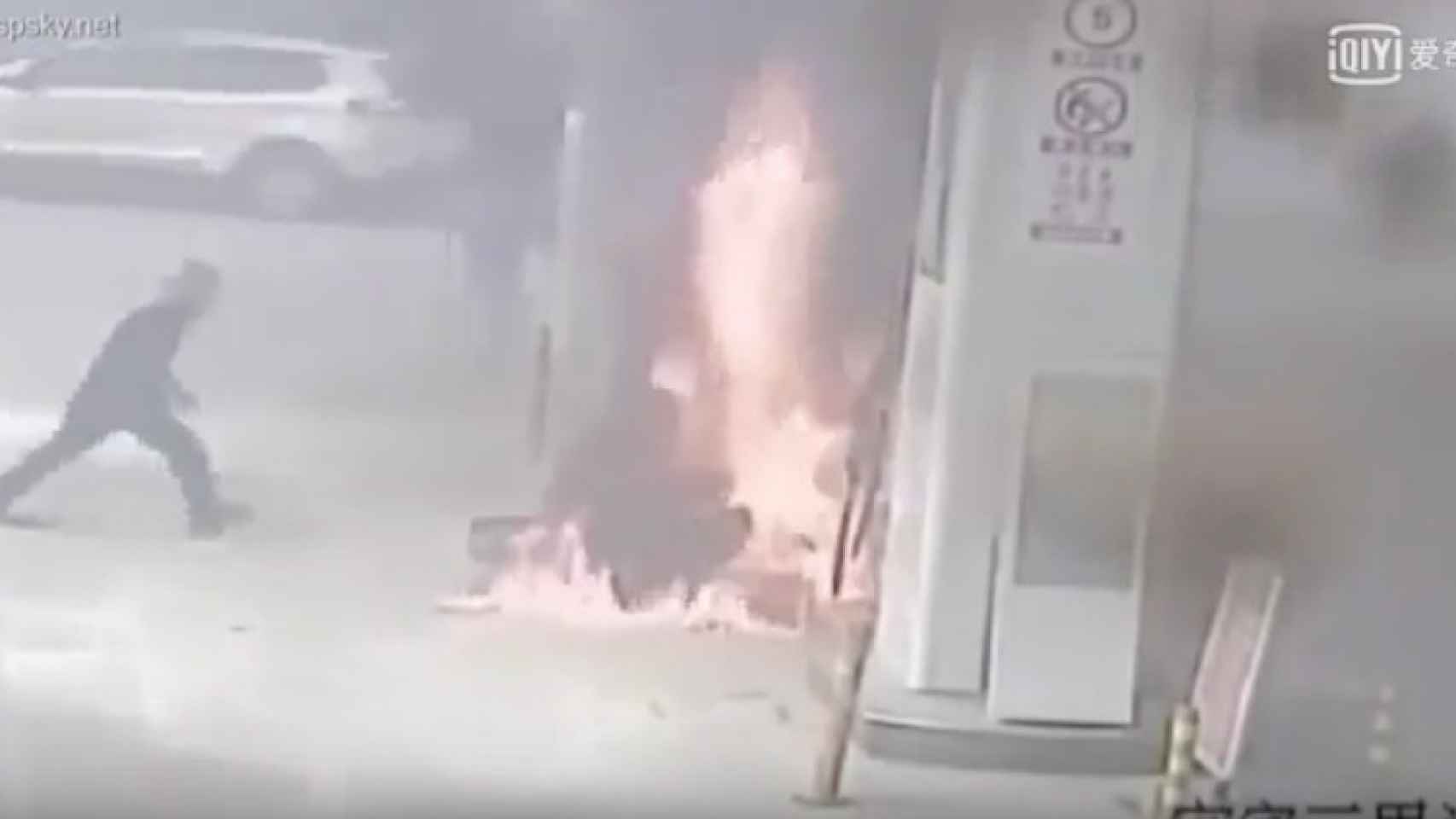 El incendio se propagó cuando la moto cayó encima de las bombas de gasoil