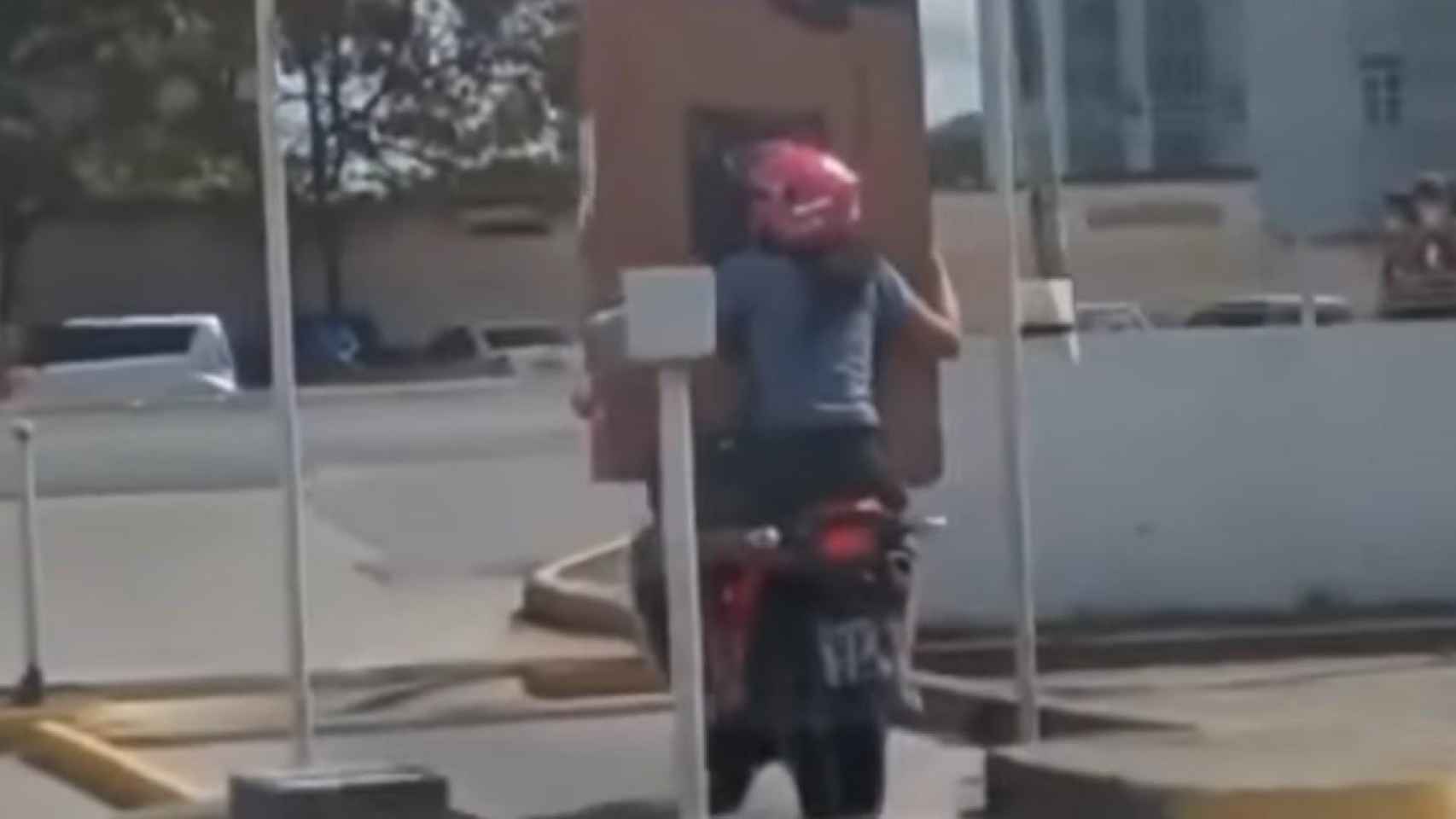 Una pareja transporta una televisión de grandes dimensiones en una moto /FACEBOOK SAN ANTONIO CARRILLO
