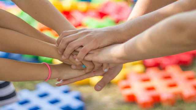 Manos de niños jugando juntos en una escuela de Educación alternativa en Barcelona / Michal Jarmoluk EN PIXABAY