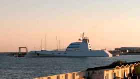 El 'Motor Yacht A' en el puerto de Vilanova i la Geltrú /CD