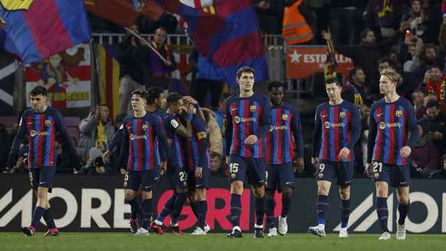 Los futbolistas del Barça, después de anotar uno de los tantos de la goleada contra el Sevilla / EFE