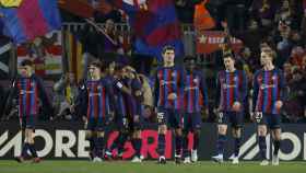 Los futbolistas del Barça, después de anotar uno de los tantos de la goleada contra el Sevilla / EFE