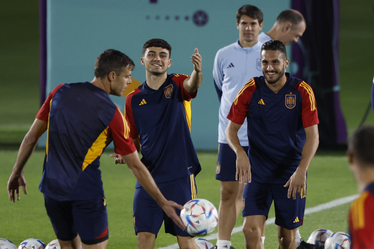 Pedri, Koke y Azpilicueta, sonrientes durante un entrenamiento antes del España-Costa Rica / EFE