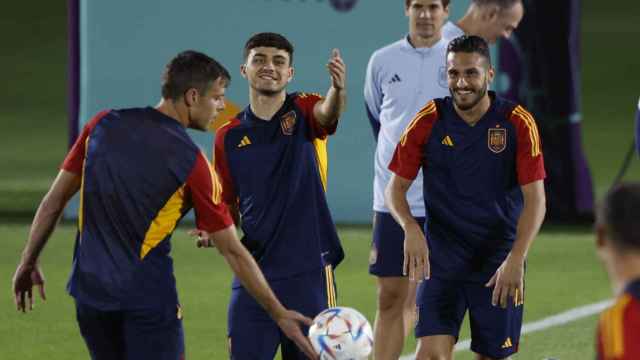 Pedri, Koke y Azpilicueta, sonrientes durante un entrenamiento antes del España-Costa Rica / EFE