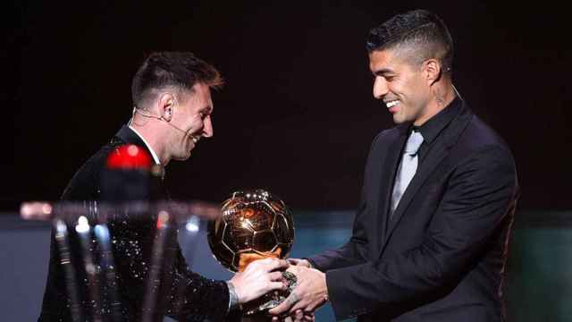 Luis Suárez entrega el Balón de Oro a Messi / EFE