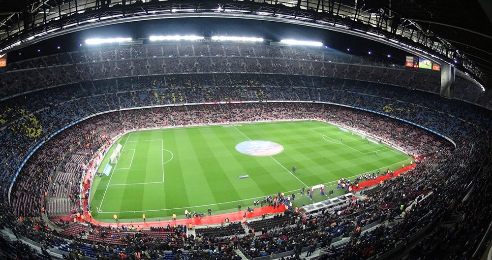 El Camp Nou con muchos asientos vacíos : REDES