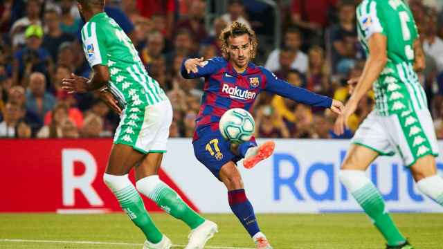 Antoine Griezmann ejecuta el disparo con el que logró el segundo gol ante el Betis / EFE