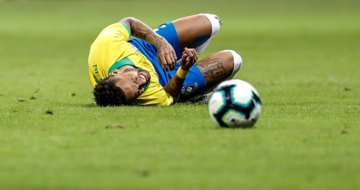 Neymar, lesionado, con la selección brasileña / EFE