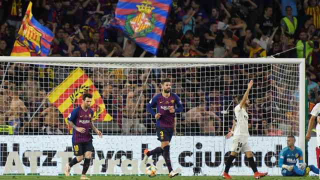 Messi y Piqué, protagonistas en la final de Copa de un Barça envejecido que exige una limpieza / EFE