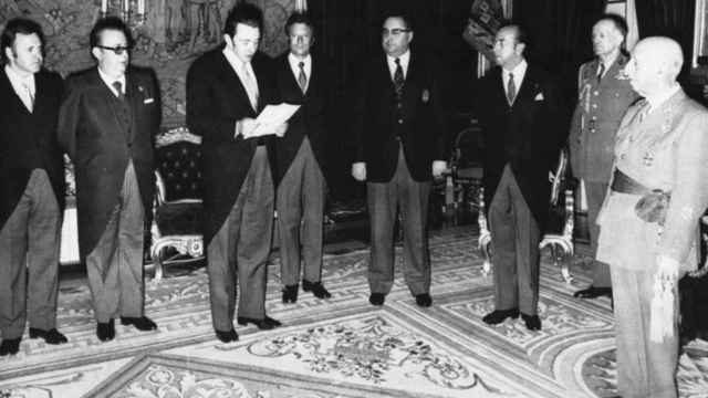 La visita de 1974. El 27 de febrero de 1974, en el palacio del Pardo, Agustí Montal cumplimenta a Francisco Franco, escoltado por el presidente de la Federación Española, Pablo Porta, y el delegado nacional de Deportes, Juan Gich / SIN AUTOR