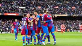 Celebración del Barça con Jordi Alba, Gavi, Busquets, Piqué y Araujo / FCB
