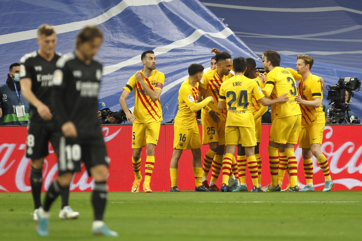 El FC Barcelona, celebrando el primer gol de Aubameyang contra el Real Madrid / EFE