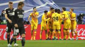 El FC Barcelona, celebrando el primer gol de Aubameyang contra el Real Madrid / EFE
