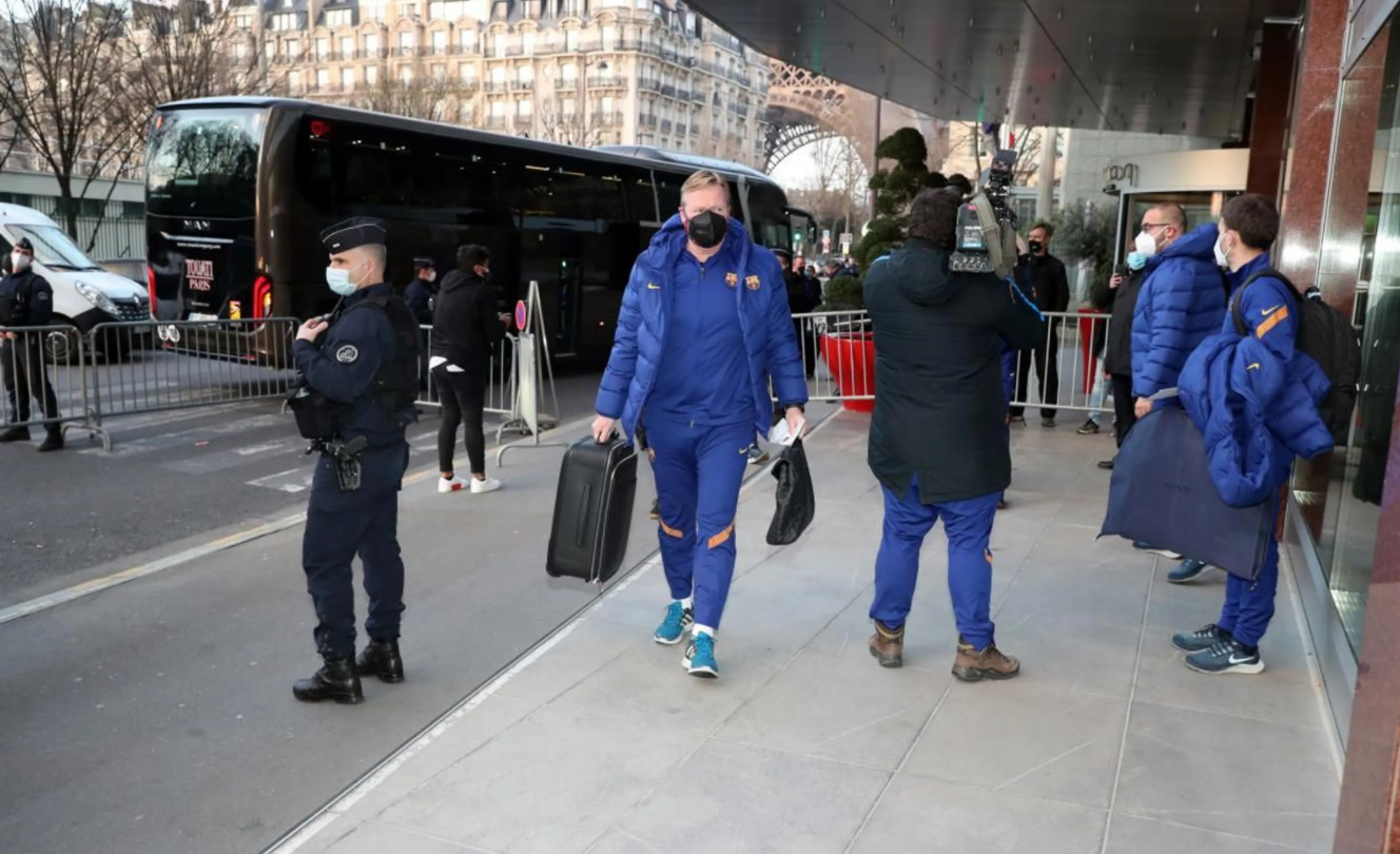 Ronald Koeman llegando al hotel de concentración de París / FC Barcelona