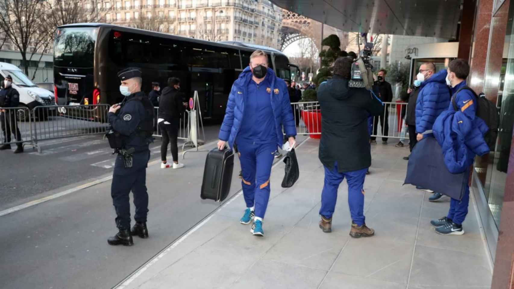 Ronald Koeman llegando al hotel de concentración de París / FC Barcelona