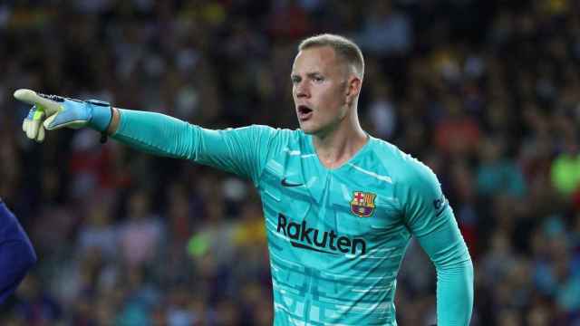 Ter Stegen, dando indicaciones a sus compañeros | EFE