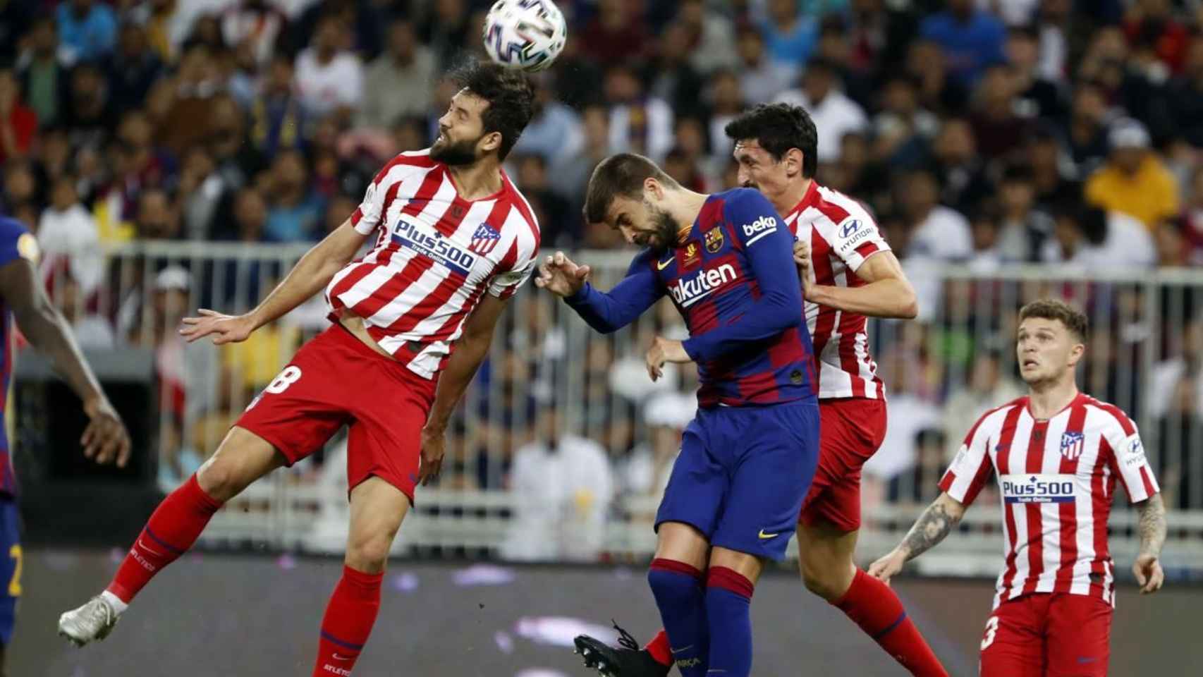Gerard Piqué en una acción con Savic y Felipe / FC Barcelona