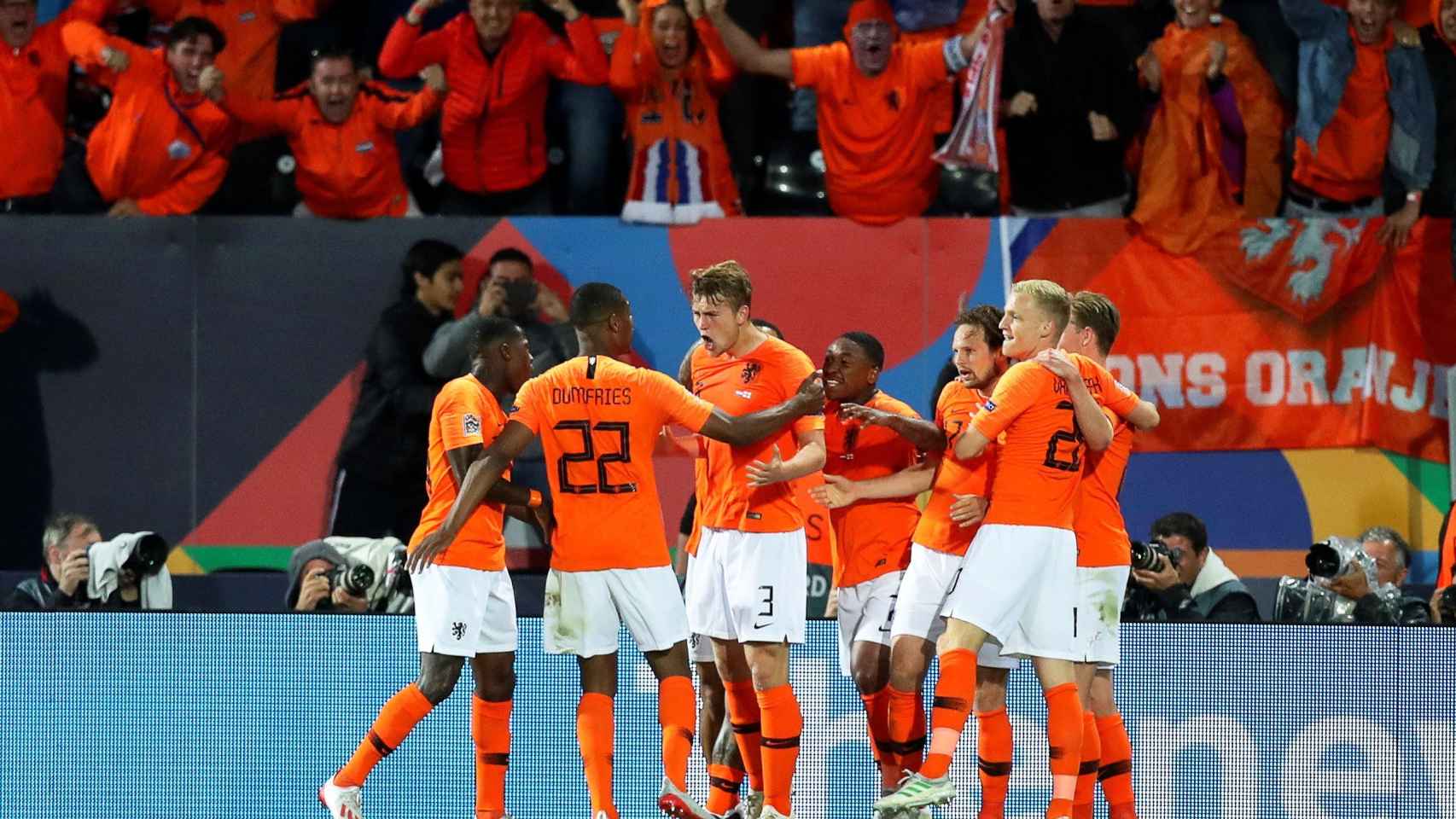 La selección holandesa celebra el primer gol contra Inglaterra / EFE