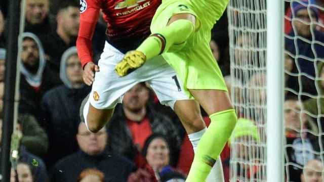 Chris Smalling luchando un balón con Gerard Piqué / EFE