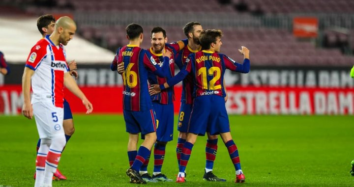 Riqui Puig celebrando con Pedri, Messi y Pjanic uno de los tantos del argentino ante el Alavés / FCB