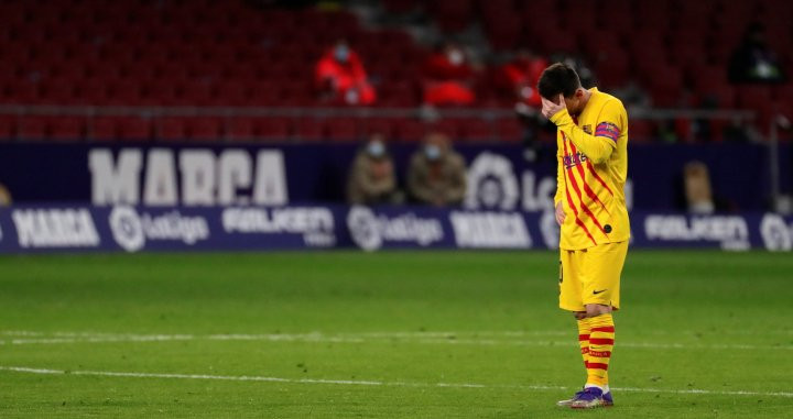 Leo Messi, desolado lamentando la derrota ante el Atlético | EFE