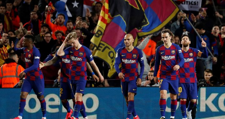 Los jugadores del Barça tras celebrar el gol de Messi /EFE