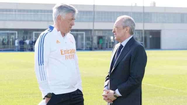 Carlo Ancelotti y Florentino Pérez conversan durante un entrenamiento del Real Madrid / REAL MADRID
