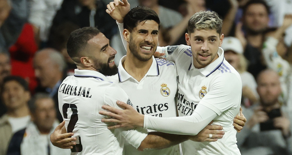 Dani Carvajal y Fede Valverde celebran el gol de Marco Asensio, en la goleada del Real Madrid en Champions / EFE