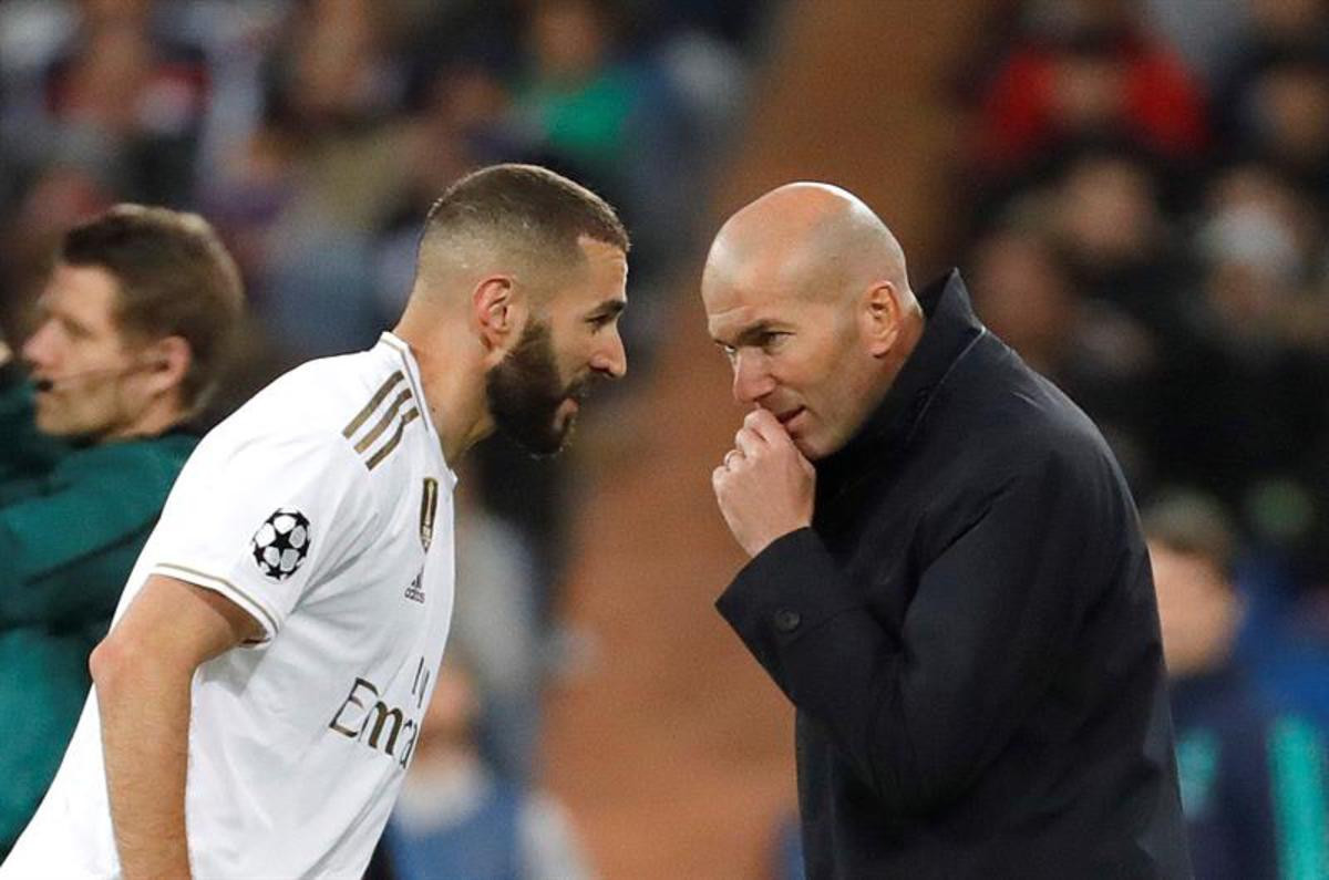Benzema y Zidane en una conversación durante un partido del Real Madrid / EFE