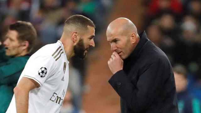 Benzema y Zidane en una conversación durante un partido del Real Madrid / EFE